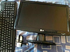 Monitor LG, teclado y mouse Foto