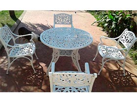 Juego de mesas y sillones para jardin fundido en aluminio Foto