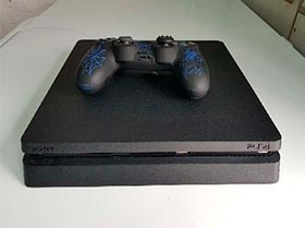 PlayStation 4 super slim con un juego Foto