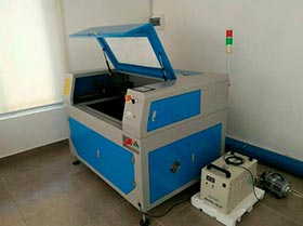 Maquina Laser de corte y grabado Foto