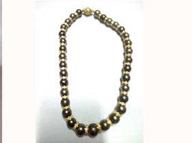 colar de pérolas negras com ouro e brilhantes branco Foto