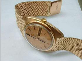relógio marca Omega modelo constelletion em ouro Foto