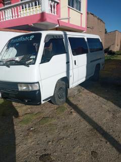 Minibus blanco HOMY NISSAN-CARAVAN Foto