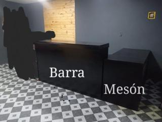 barra y mesón, sillas, plancha para comida, etc Foto