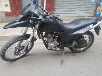 En venta moto tukan con motor Honda. Foto