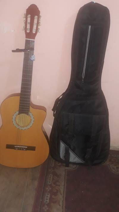 Guitarra criolla con púa y capotraste Foto