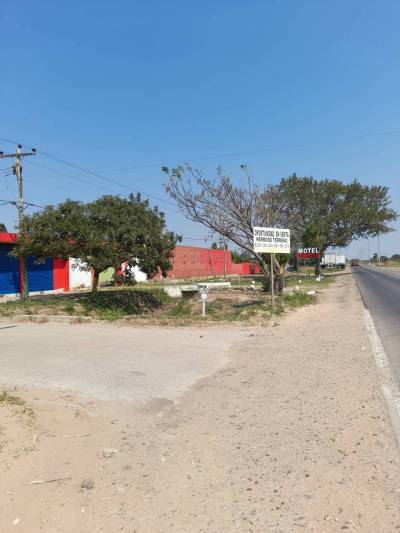 lote en warnes sobre la carretera princi Foto