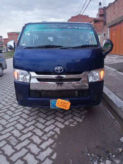 minibús Toyota modelo 2015 Foto