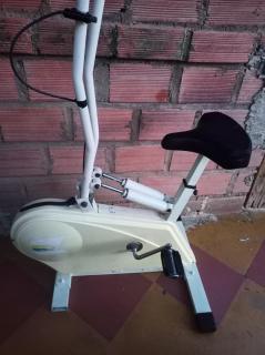 bicicleta estatica Foto