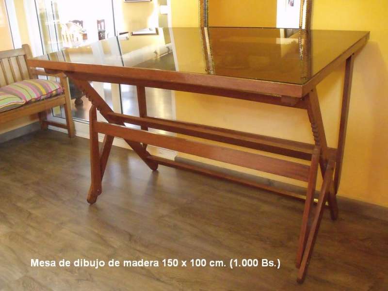 Mesa de dibujo de madera fina y vidrio de sobre mesa. Foto